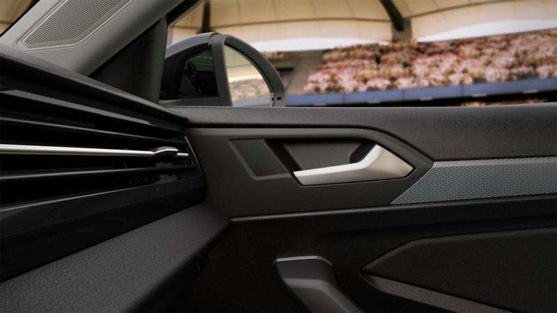 Bocinas de copiloto, manija y espejo lateral vistas desde el interior de Volkswagen Jetta Edición Especial GOAL.