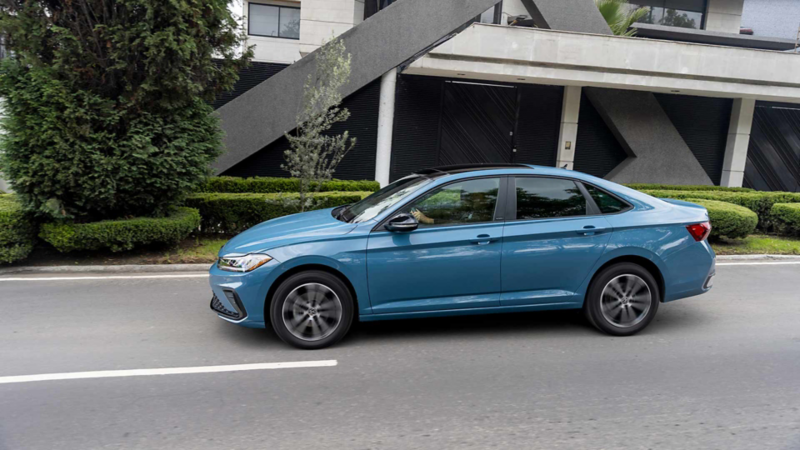 Logo VW en la cajuela de Volkswagen Jetta 2025, edición 70 años, con nombre de modelo. 