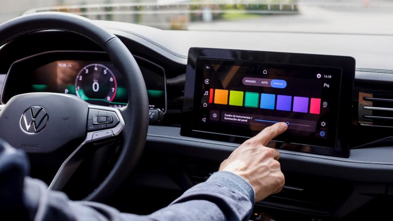 Interiores de Nuevo Jetta 2025, edición Sportline. Pantalla flotante muestra colores para iluminación ambiental. 