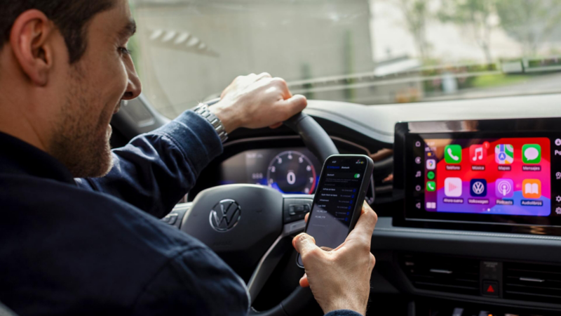 Conductor sincroniza celular con Volkswagen Jetta 2026, versión Sportline.