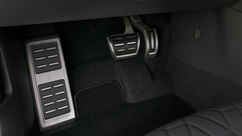 Pedales de aluminio con diseño deportivo en interior de vehículo Volkswagen GOAL.