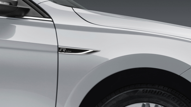 Emblema de Jetta R-Line - Sedán deportivo en color gris platino