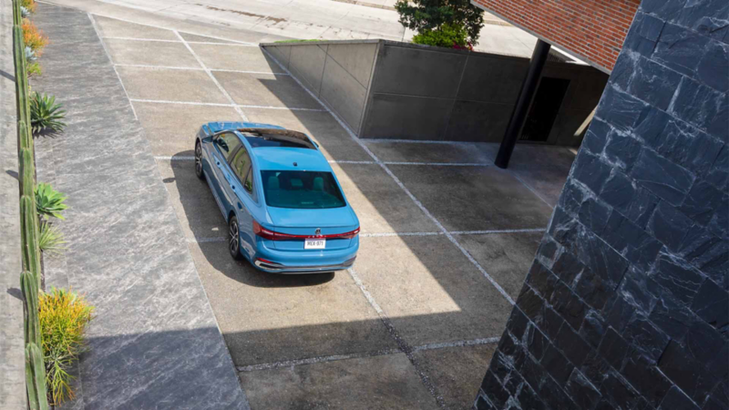 Volkswagen Jetta 2027 Sportline, a las afueras de una casa con arquitectura moderna.