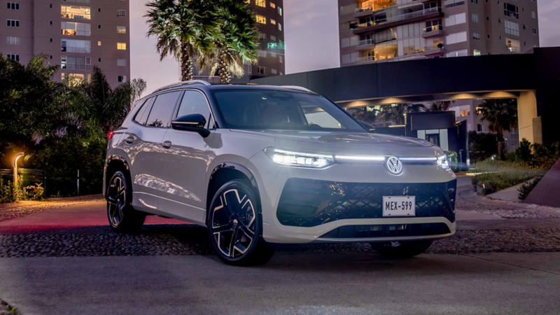 Volkswagen Tiguan 2026. SUV con elementos decorativos iluminados durante un atardecer. 
