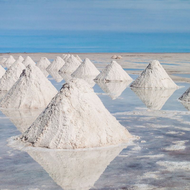 Salzhügel in der Salzwüste Salar de Uyuni in Bolivien
