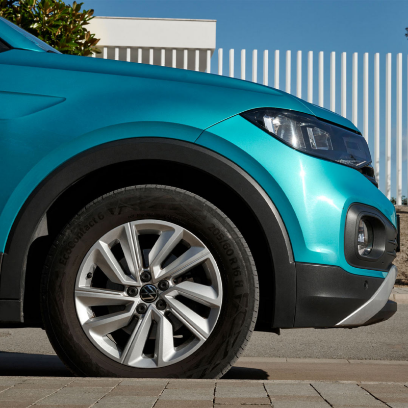 Llanta y rin de una camioneta SUV de Volkswagen, en color exterior azul.