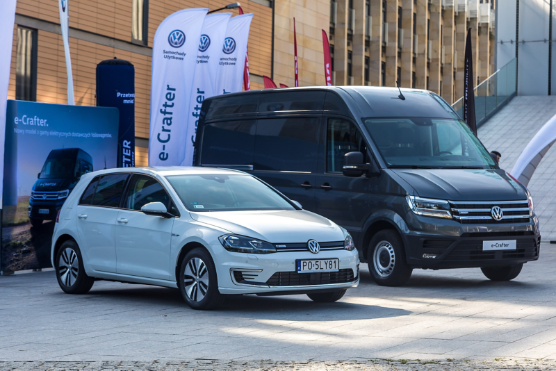 Modele marki Volkswagen przed budynkiem, w którym odbywał się Kongres