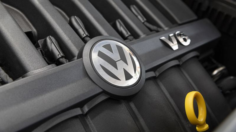 Motor de Cross Sport cubierta con una carcasa de plástico que resalta versión y logo de Volkswagen. 
