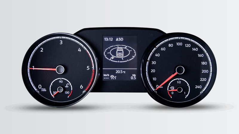 Un compteur de vitesse vu de face.