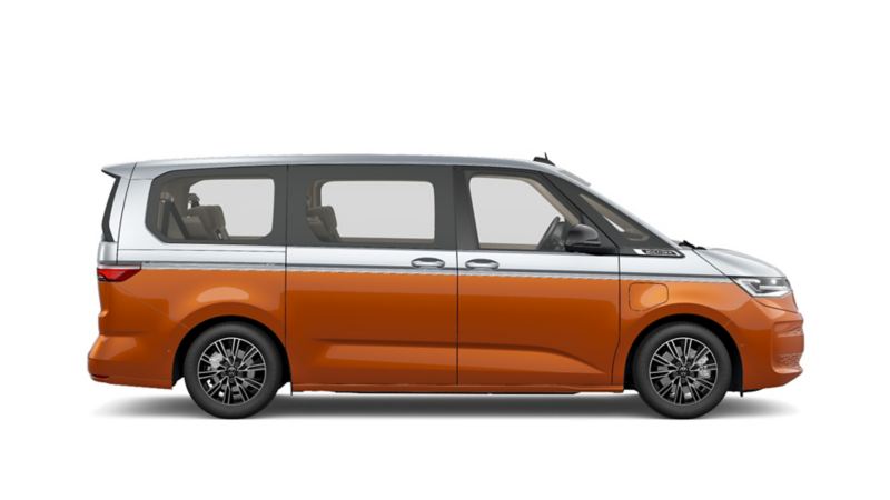 En utklippt tvåfärgad 7-sits VW Multivan eHybrid laddhybrid från sidan