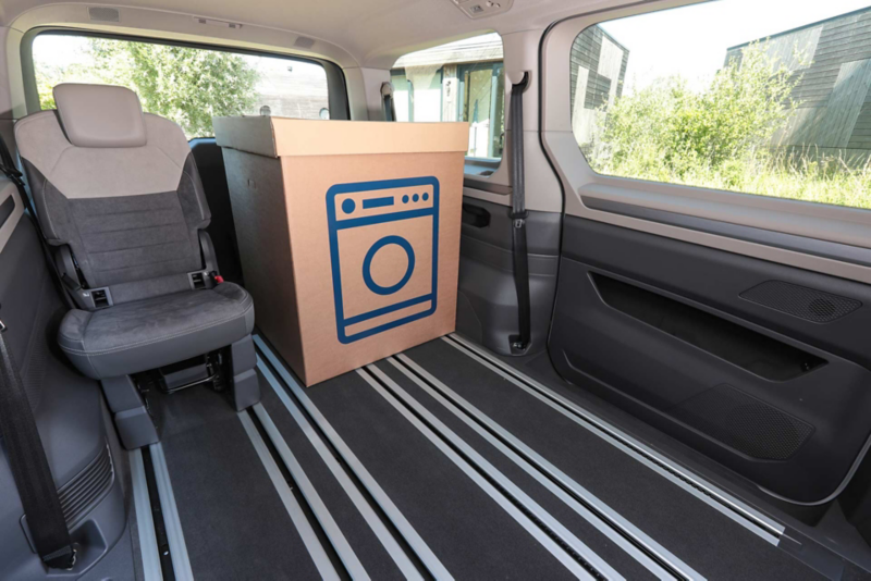VW Multivan eHybrid lastad med en tvättmaskin.