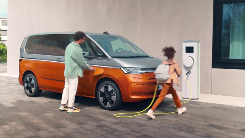 VW Multivan à une borne de chargement hybride