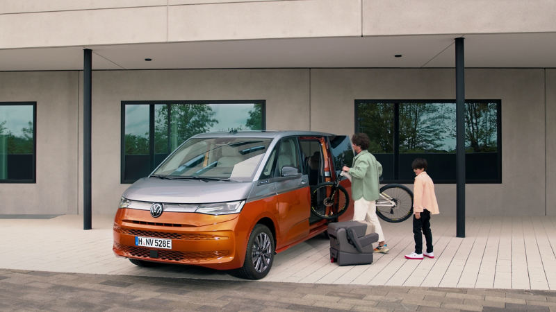 VW Multivan en chargement avec 2 personnes