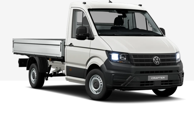 VW Crafter plateau blanc, avec surface de chargement ouverte, vue de face et de profil.