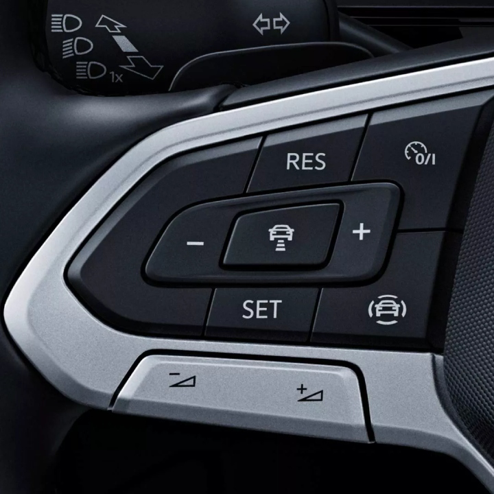 Botones de Volante de Nivus 2024, con funciones rápidas como Control de Crucero Adaptativo.
