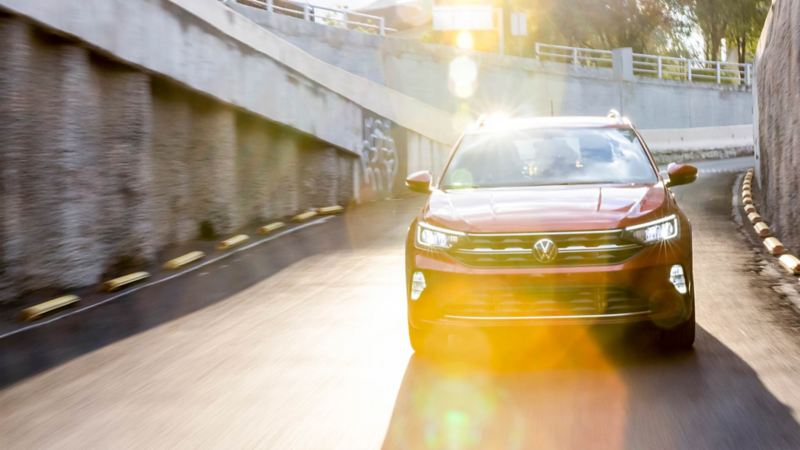 VW Nivus - SUV 2023 a punto de entrar en túnel vehicular de una ciudad. 