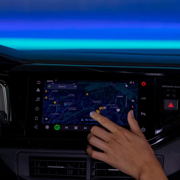 Volkswagen Nivus - Mano de copiloto mueve mapa mostrado en la pantalla táctil. 