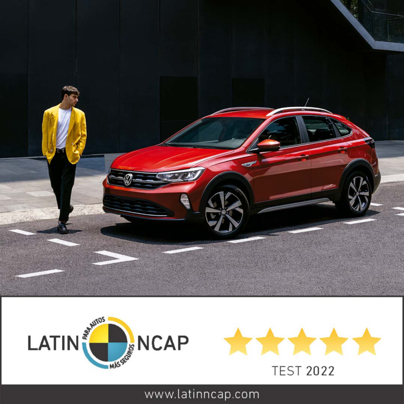 VW Nivus en color rojo, con logo de Latin NCAP y cinco estrellas que avala alta seguridad. 
