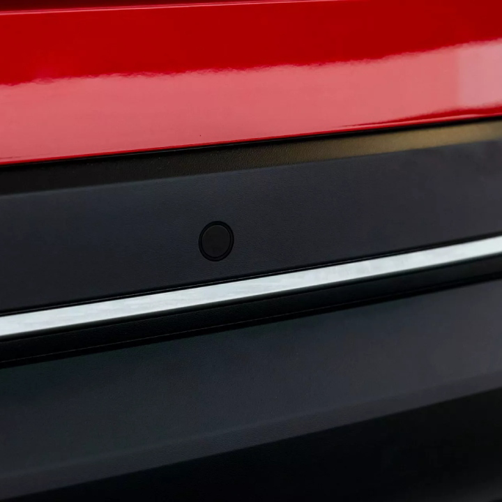 Sensores de estacionamiento en Nivus 2024. SUV en color rojo. 