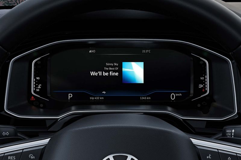 Digital Cockpit de Volkswagen Jetta 2024 muestra una canción. 