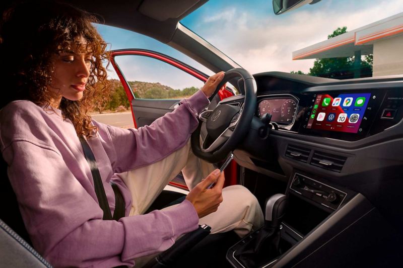 Piloto de auto Volkswagen conecta su celular con Wireless App Connect.