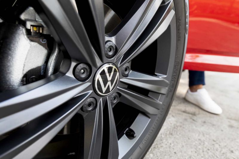 Rines de aluminio de Jetta Volkswagen - Auto sedán 2022 en color rojo.
