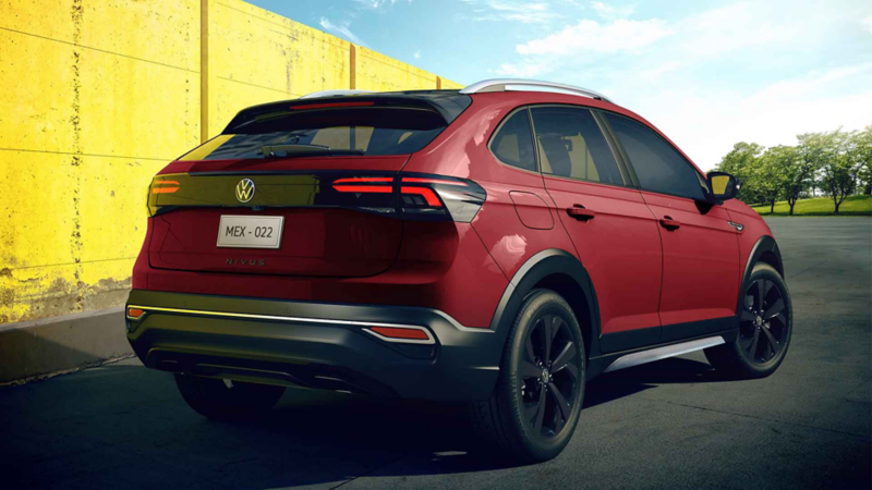 Volkswagen Nuevo Nivus color rojo - Vista trasera de camioneta SUVW cerca de muro amarillo