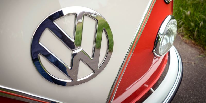 Die Volkswagen Beschriftung am restaurierten T1.