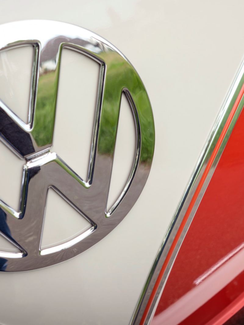 Die Volkswagen Beschriftung am restaurierten T1.