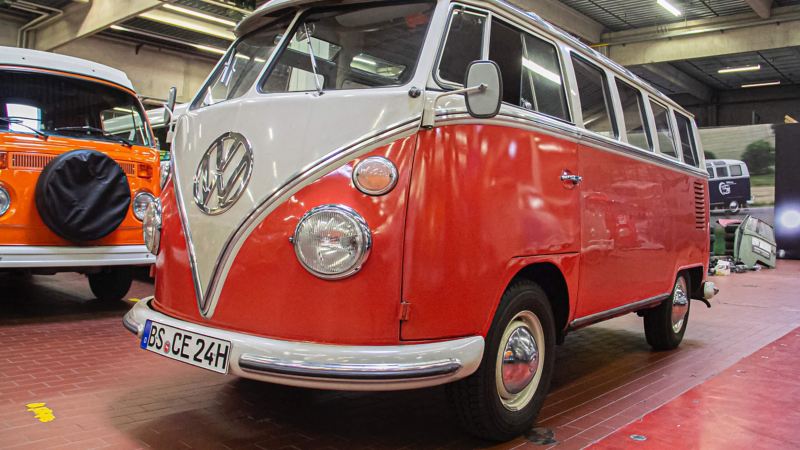 Der restaurierte Volkswagen T1 schräg von vorne.