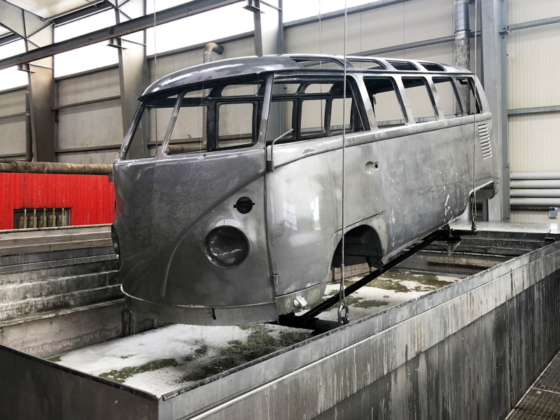 Ein Volkswagen T1 in der Tauchbadentlackung.