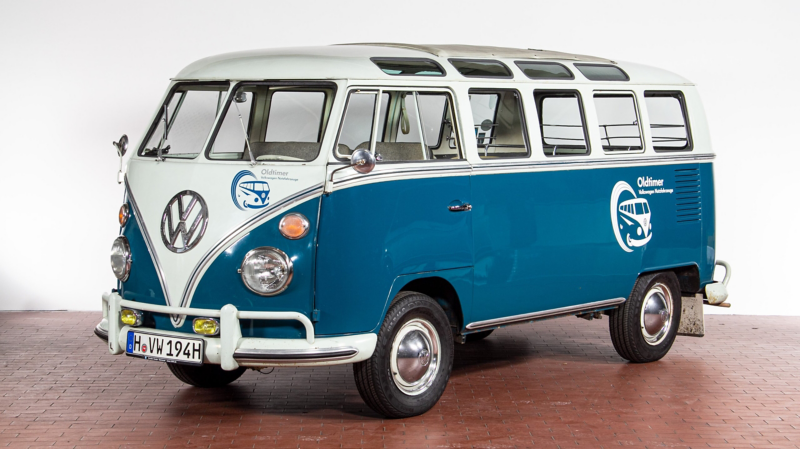 Ein alter VW Bus von schräg vorne.