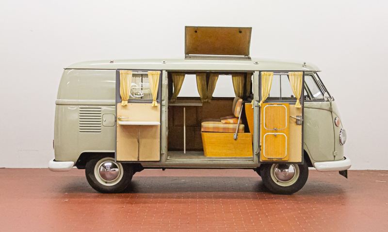 Costa - 1965 T1 Campingwagen Westfalia von der Seite mit geöffneter Tür.