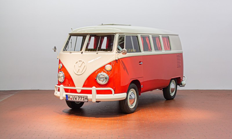 Ein alter VW Bus von schräg vorne.