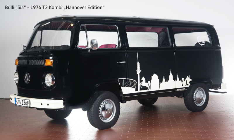 Sia - 1976 T2 Kombi „Hannover Edition“ schräg von vorne.