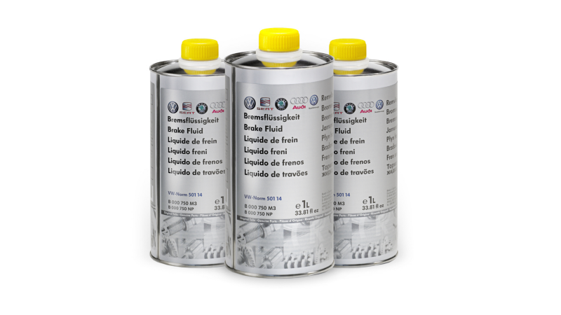 Trois bidons de liquide de frein