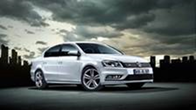 Schuin vooraanzicht van een witte Volkswagen Passat die buiten staat