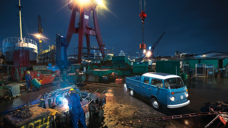 En duvblå VW pickup 1973 års modell i Göteborgs varv