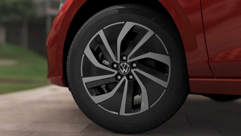 Rin de llanta de Volkswagen Polo 2024, con logo VW al centro. 
