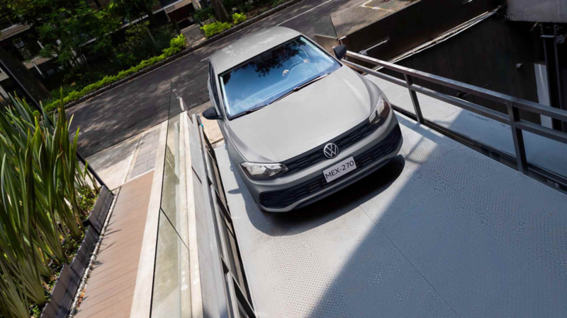 Volkswagen Polo Track de color gris entra por una rampa de concreto.