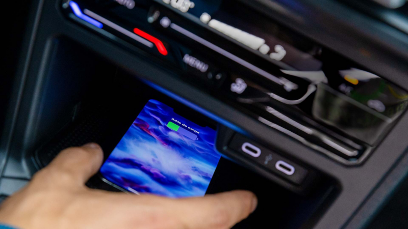 Conductor coloca celular en el panel central de Volkswagen Polo 2026. 