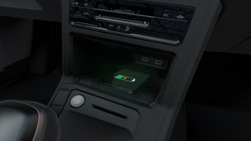 Cargador inalámbrico para smartphone en el interior de Volkswagen Polo 2024. 