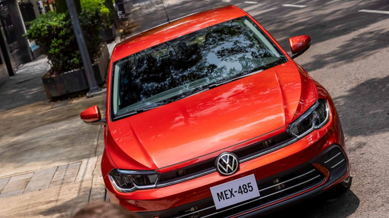 Cofre, faros delanteros y parrilla de Volkswagen Polo, edición 2025, en color exterior rojo. 