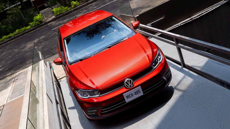 Volkswagen Polo 2025. Vista cenital de auto hatchback en color rojo. 