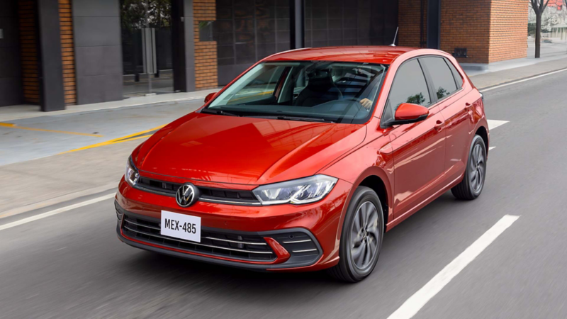 VW Polo 2025. Carro tipo hatchback de color rojo transita sobre una avenida. 