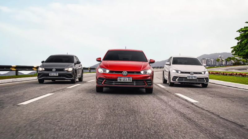 Imagen de tres VW Polo Hatchback en sus opciones de color recorriendo la ruta
