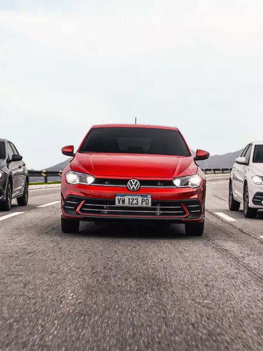 Imagen de tres VW Polo Hatchback en sus opciones de color recorriendo la ruta