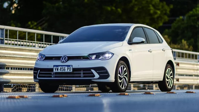 Imagen de las llantas equipadas en el VW Polo Hatchback en color blanco