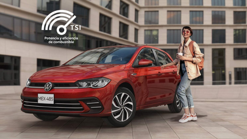 Mujer abre la puerta de piloto de Volkswagen Polo 2024.