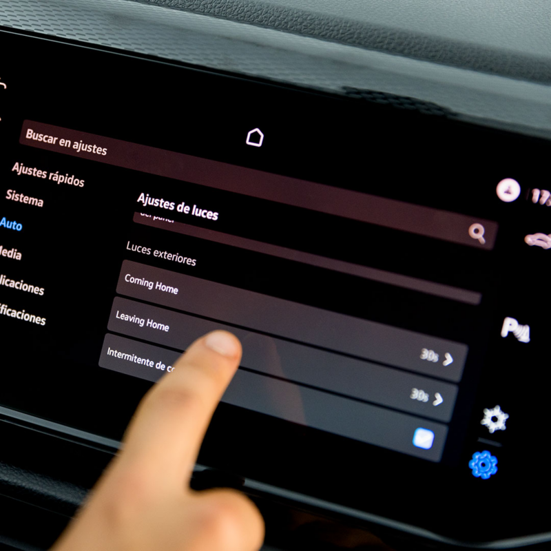 Dedo de conductor ajusta la iluminación ambiental interior en la pantalla táctil de Polo Volkswagen 2025.